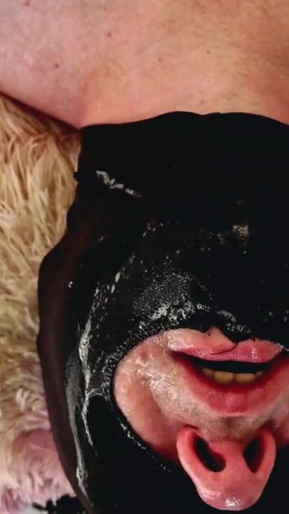 Gırtlağına kadar alma eğitimi. Dominatrix Nika takma yarakla kölenin boğazını eğitiyor. Seksi göt | Klip 1