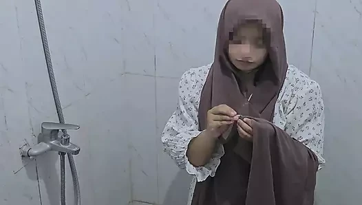 Tesettürlü üniversiteli kız duş alıyor ve ev sahibi tarafından sikiliyor