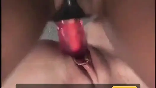 Siyah kızlar takma yaraklı beyaz kızları sikiyor