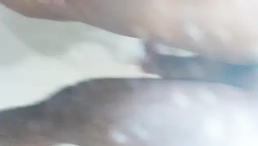 Patron ve sekreter. Yaşlı genç kız. Patron genç sekreteri sikiyor ve iki kez boşalıyor. Elle muamele yarak. Mastürbasyon