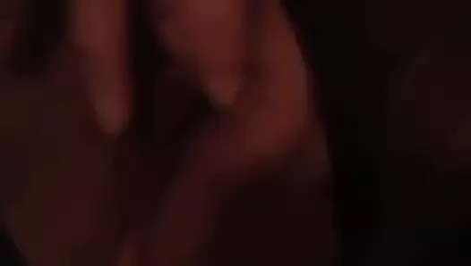 Olgun sürtük oynama ile kendini