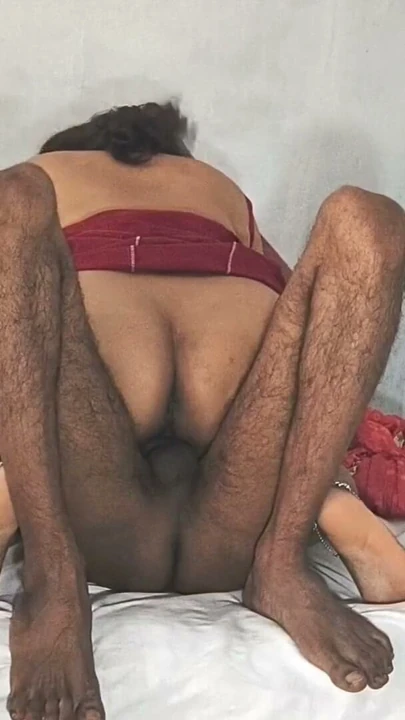 Desi bhabhi kırmızı elbisesiyle ters ilişki pozisyonunda biniyor ve misyoner pozisyonunda sikiliyor, tüylü amına boşalınıyor | Klip 1