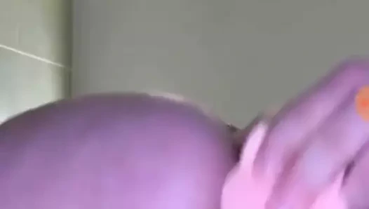 Onu sikikleri ve aynı anda onu yapay penis