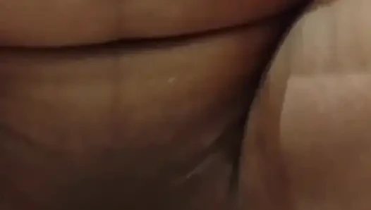 Сосед увидел Комаль, трахающей ее пальцами, схватил ее участок и вытащил ее под, затем помочился на ней