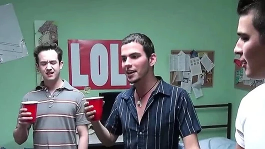 Sapıkça kolej adamlar yurt odasında hardcore anal seks var