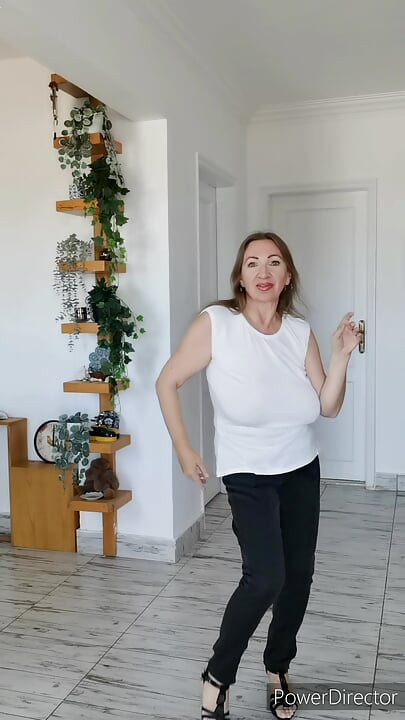 Sütyensiz büyük zıplayan memeler: orta yaşlı seksi kadın dans ediyor ve striptiz yapıyor