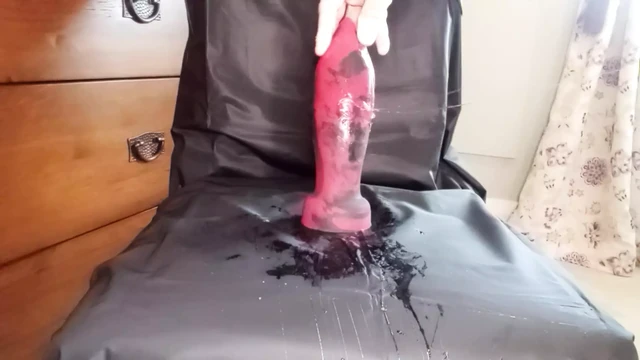 Гей-развлечение с большими анальными игрушками