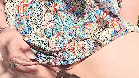 Azgın olgun, bahçede genişliyor.