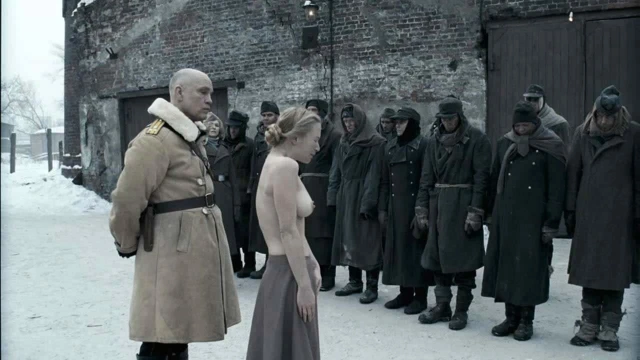 Natalie 'in tranzit'te çıplak göğüslere basın - scandalplanet.com