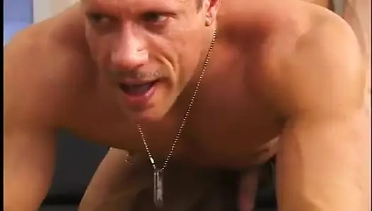 Ordulu sürtükler kanepede sert sikişiyor ve bolca boşalmanın tadını çıkarıyor