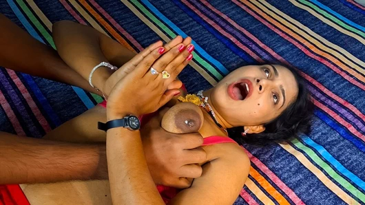 Seksi üvey kız kardeş üvey erkek kardeş tarafından sikiliyor, üvey kız kardeşinin büyük göğüslerini tutuyor ve onu sikiyor