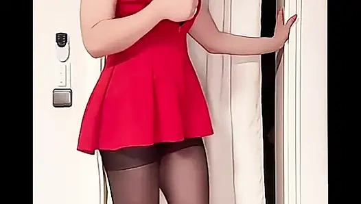 Kadın kılıklı kadın yeni elbisesini sunuyor ve açık havada küçük bir yürüyüş yapıyor