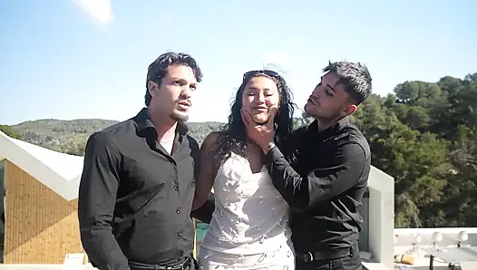 Açık hava röportajından sonra kahverengi esmer süperle üçlü