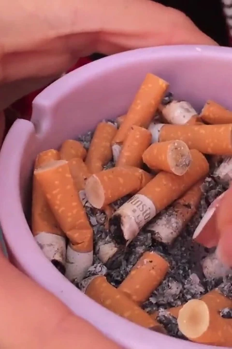 Çok güzel esmer hatun açık havada purosunu içiyor