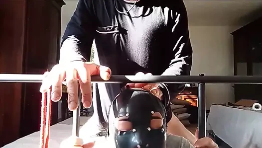 Bir yatakta bağlı tüm deliklerimi büyük bir yarak önden görünümle sertçe sikiyorum