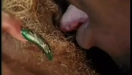 Büyük göğüslü piliç memelerinden sikiliyor