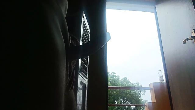 Balkon dışında büyük yarakla mastürbasyon yapıyor