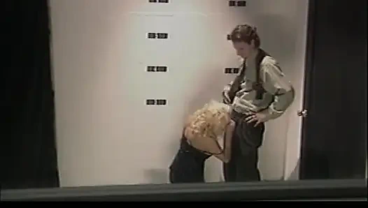 Hapishane gardiyanı ateşli sürtüğün göt deliğini hücrede büyük yarağıyla dolduruyor