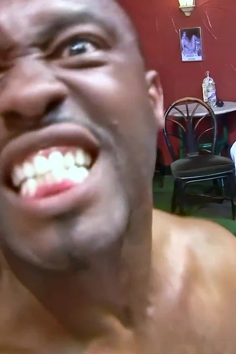 Olgun döl dolu bir yüzüyle sert sikiliyor ve zenci bir adam onu yalıyor