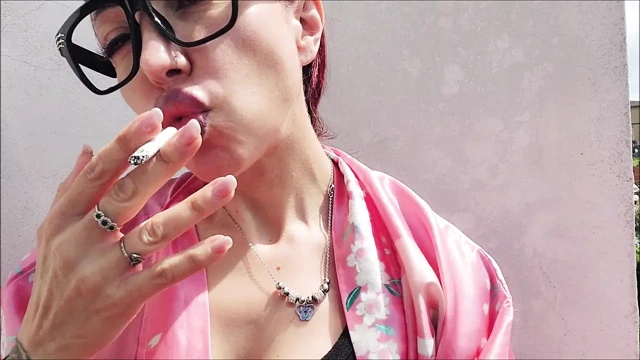 Ben şehvetli bir şekilde sigara içerken benimle mola ver