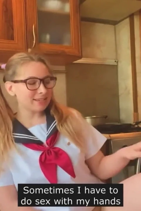 Japon üniversite üniformalı genç güzellik mutfakta mastürbasyon yapıyor ve seninle sohbet ediyor