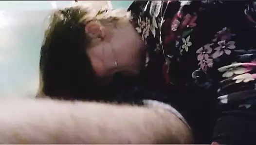 Sağır pawg boğazını facefucking için gönderir