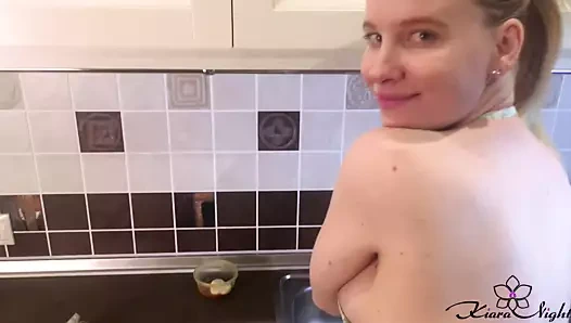 Karı mastürbasyon kedi için yemek pişirme salata