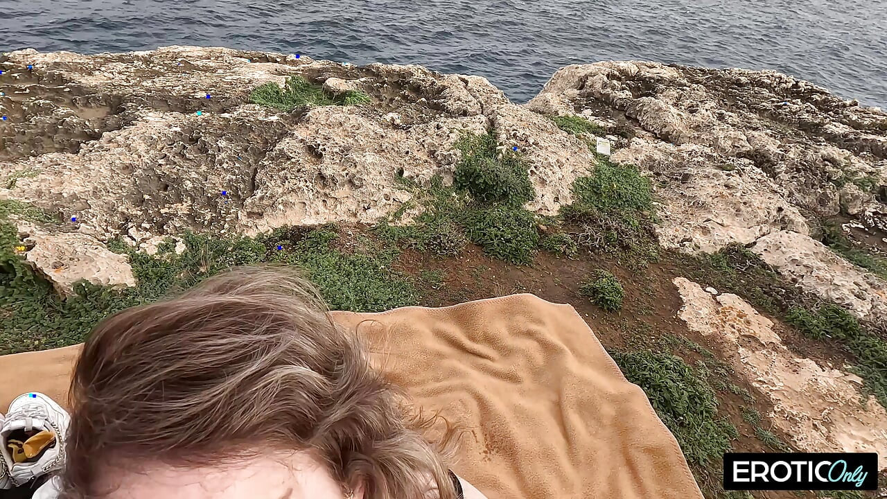 Alman genç kız tatilde açık havada sikiliyor