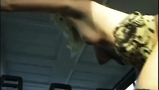 İki güzel sarışın herkesin içinde sikiliyor ve iki büyük yarakla ağzına ve götüne boşalıyor