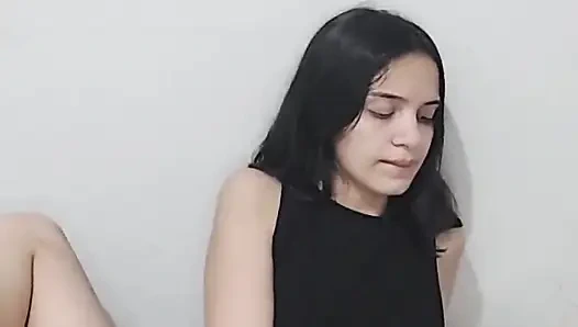 Yaralanmayı seven 18 yaşındaki kız, kalın bir yarağa oturuyor