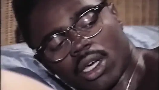 Siyah ve beyaz kıllı amcık yatak odasında sikişiyor