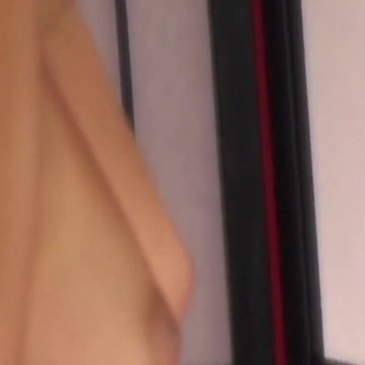 Baştan çıkarıcı esmer hatun patlayıcı orgazm için ıslak amcığı parmaklıyor
