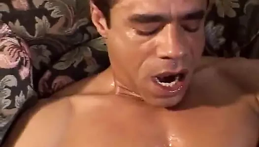 Muhteşem görünümlü ateşli sarışın bayan kıllı amcığını iki adama siktiriyor