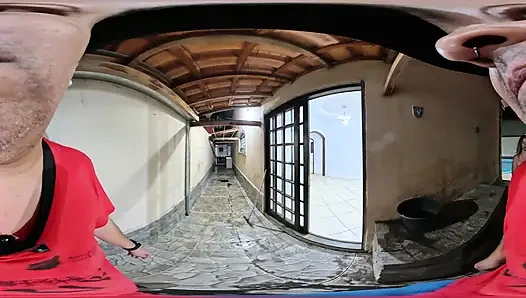 Kadın yönetici boş bir evde müşterisiyle emiyor ve seks yapıyor.