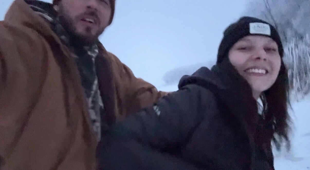 Açık havada kız neredeyse karda sert yarak alırken yakalanıyor