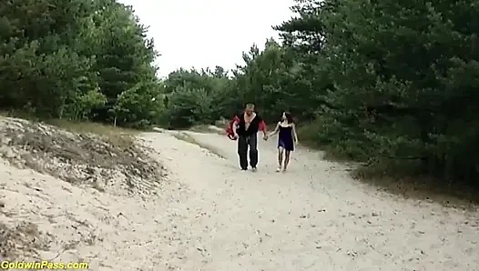 Tatlı güzel sıska uzun bacaklı Alman genç kız açık havada sikiliyor