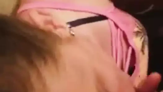 Seksi amatör kızıl saçlı büyük bir yük alır ve onu yutar!