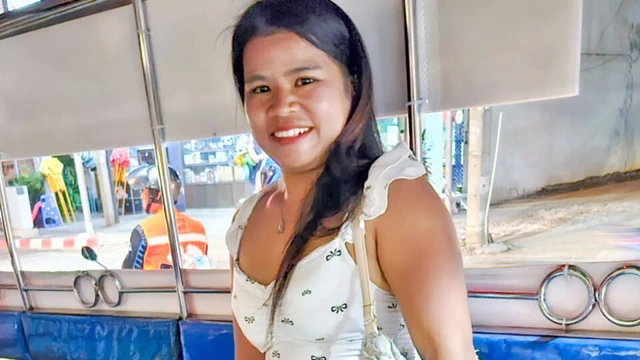 Tuktukpatrol tombul Asyalı kız yabancıya aşk için daha fazla veriyor