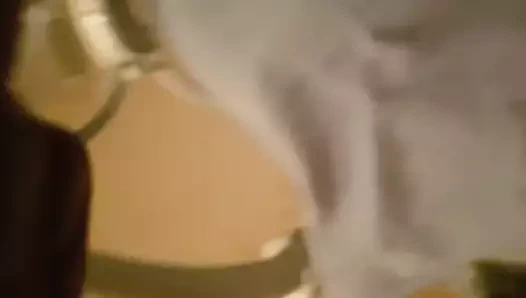 Büyük şişman horoz emilmek üzere