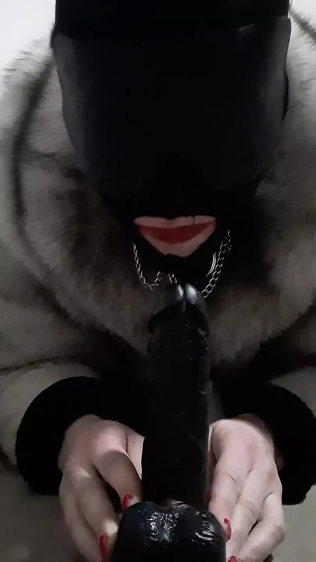 Меховой бондаж сисси отчаянно хочет сделать минет с дилдо в видео от первого лица