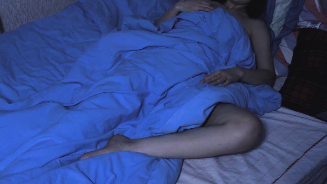 Uykulu kız geceleri mastürbasyon yapıyor. yastığa sürtmek