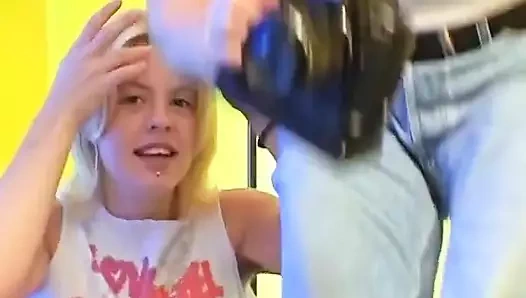 Genç abi kamera için gösteriş yapıyor