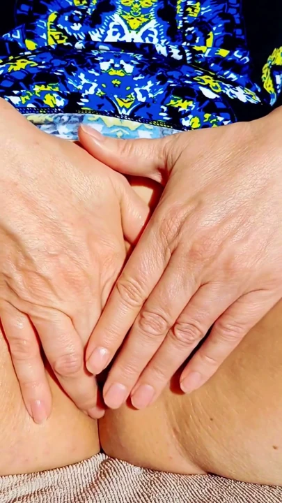 Azgın mature amını titreştirip pembe amını açıyor | Klip 1