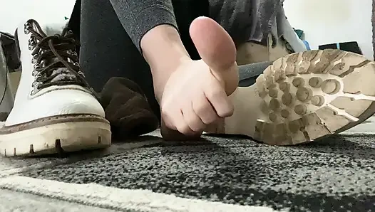 Çizmeler içinde yürüdükten sonra kokan ayak ve ayak parmakları