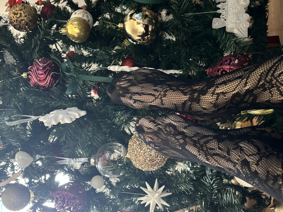 Bacaklarım çoraplı bir Noel üçlüsünde oynuyorum