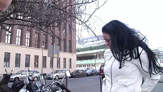 Bir motosiklet üzerinde mükemmel Alman kız arkadaşım