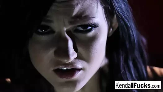 Kendall onu kedi ıslakken çok fazla eğleniyor