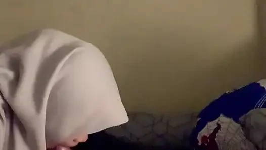 Sessizce üvey kız kardeşimin yarağını sikiyorum