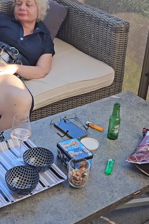 Terasımda oynuyorum ve onun spermini alana kadar emiyorum