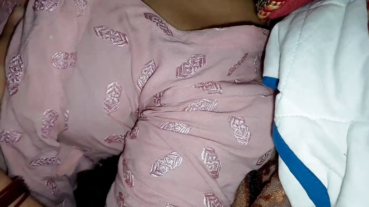 Kız arkadaş ve erkek arkadaş evde tam yakın çekim ile çok ateşli seks yapıyor - amcık şort